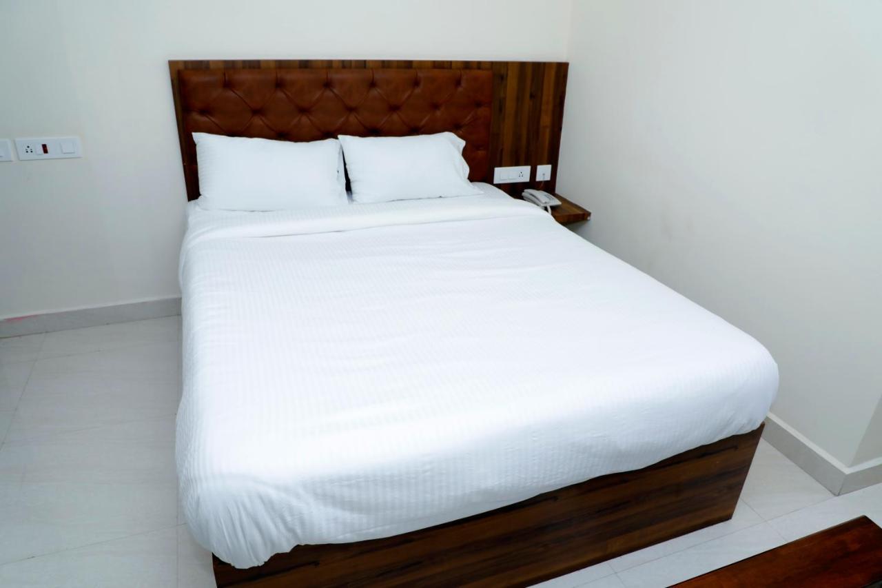 Cnr Residency Hotel Madanapalle Bagian luar foto