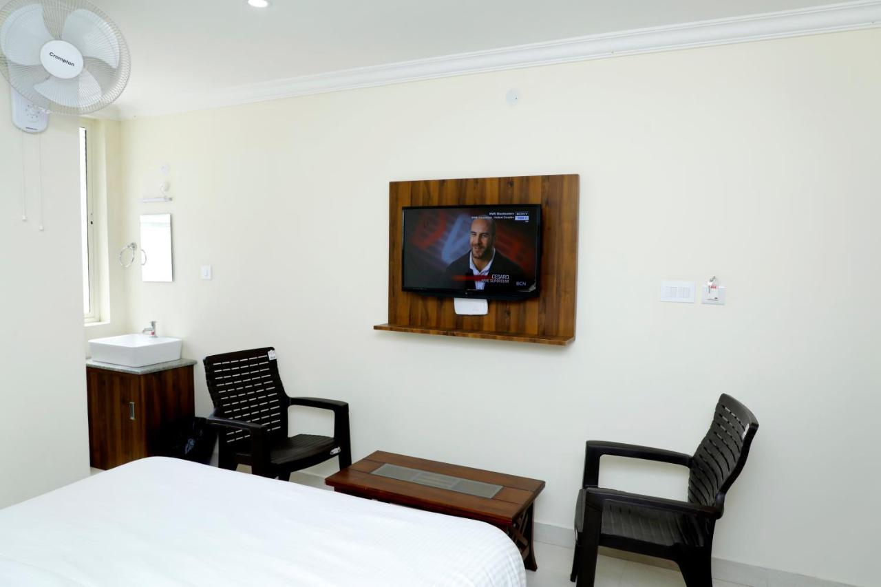 Cnr Residency Hotel Madanapalle Bagian luar foto