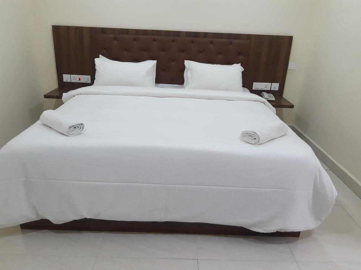 Cnr Residency Hotel Madanapalle Bagian luar foto